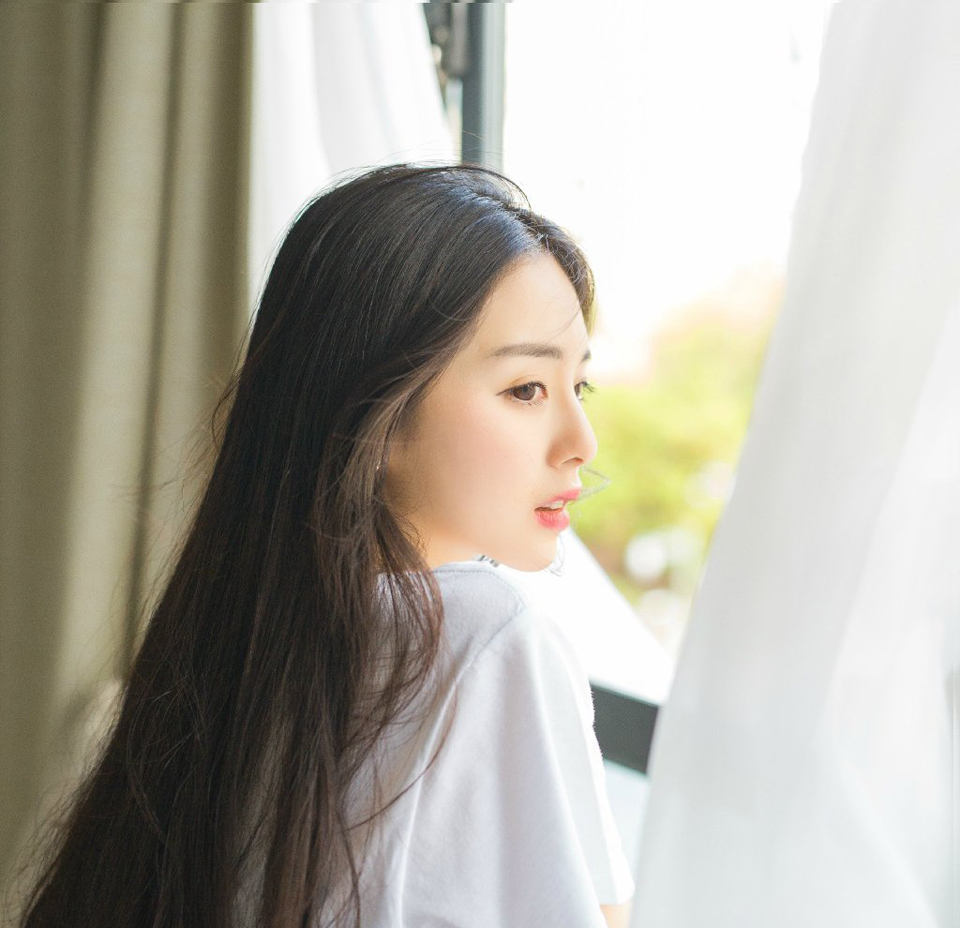 “是。”夜鹰向着大乔小乔微微一礼，很快消失在门外。